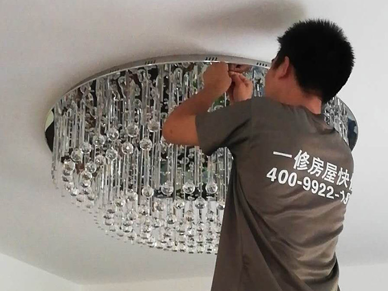 水晶吸頂燈裝修：1、安裝水晶吸頂燈的房間天花上確定安裝位置，并且預(yù)埋上螺栓，或用膨脹螺栓、尼龍塞或塑料塞固定，一般都采用膨脹螺栓; 2、當(dāng)采用膨脹螺栓固定時(shí)，應(yīng)按產(chǎn)品的技術(shù)要求選擇螺栓規(guī)格，其鉆孔直徑和埋設(shè)深度要與螺栓規(guī)格相符; 3、水晶吸頂燈安裝前檢查引向每個(gè)燈飾的導(dǎo)線線芯的截面，銅芯軟線不小于0.4mm2，銅芯不小于0.5mm2，否則引線必須更換;導(dǎo)線與燈頭的連接、燈頭間并聯(lián)導(dǎo)線的連接要牢固，電氣接觸應(yīng)良好，以免由于接觸不良，出現(xiàn)導(dǎo)線與接線端之間產(chǎn)生火花，而發(fā)生危險(xiǎn); 4、將水晶吸頂燈固定在預(yù)埋的膨脹螺栓上，且每個(gè)燈飾用于固定的螺栓或螺釘不應(yīng)少于2個(gè); 5、連接水晶吸頂燈電線，使其通電，并檢查水晶吸頂燈是否固定牢固。 6、檢查電路連接是否正常。