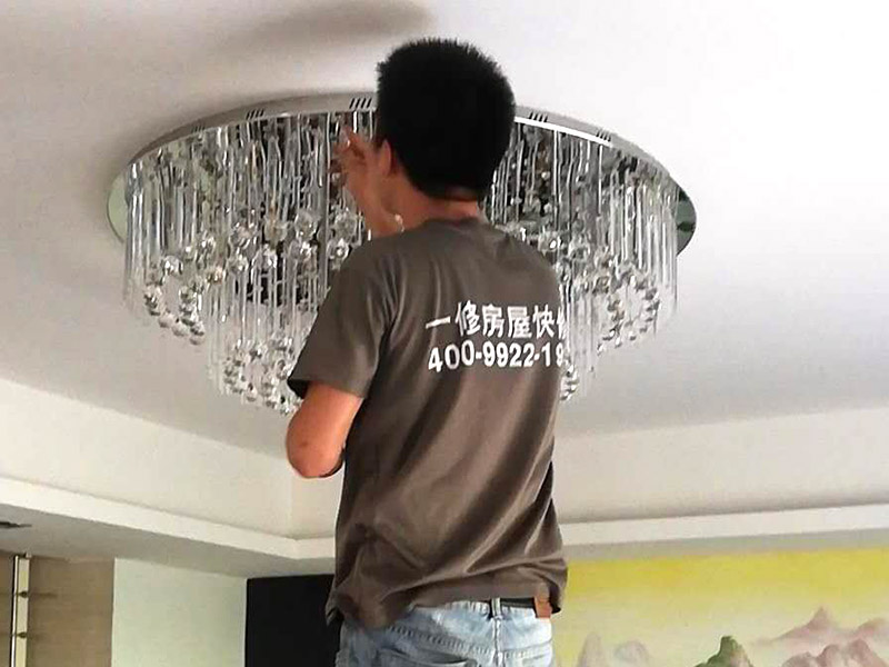 水晶吸頂燈裝修：1、安裝水晶吸頂燈的房間天花上確定安裝位置，并且預(yù)埋上螺栓，或用膨脹螺栓、尼龍塞或塑料塞固定，一般都采用膨脹螺栓; 2、當(dāng)采用膨脹螺栓固定時(shí)，應(yīng)按產(chǎn)品的技術(shù)要求選擇螺栓規(guī)格，其鉆孔直徑和埋設(shè)深度要與螺栓規(guī)格相符; 3、水晶吸頂燈安裝前檢查引向每個(gè)燈飾的導(dǎo)線線芯的截面，銅芯軟線不小于0.4mm2，銅芯不小于0.5mm2，否則引線必須更換;導(dǎo)線與燈頭的連接、燈頭間并聯(lián)導(dǎo)線的連接要牢固，電氣接觸應(yīng)良好，以免由于接觸不良，出現(xiàn)導(dǎo)線與接線端之間產(chǎn)生火花，而發(fā)生危險(xiǎn); 4、將水晶吸頂燈固定在預(yù)埋的膨脹螺栓上，且每個(gè)燈飾用于固定的螺栓或螺釘不應(yīng)少于2個(gè); 5、連接水晶吸頂燈電線，使其通電，并檢查水晶吸頂燈是否固定牢固。 6、檢查電路連接是否正常。