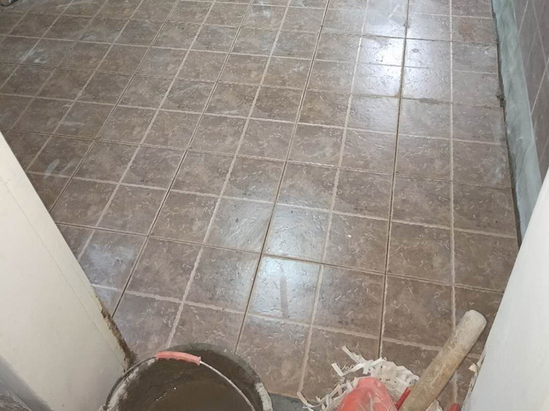 地面貼磚裝修：地磚鋪設(shè)前，都要浸泡，以免地磚的吸收率問(wèn)題導(dǎo)致吸收水泥中的水份而出現(xiàn)緊繃開(kāi)裂。地面需要用勺子或者水管，把地面基層用水淋濕。這個(gè)作業(yè)時(shí)，減少灰塵。還能讓地面吸收部分水份。不會(huì)產(chǎn)生缺水現(xiàn)象。接下來(lái)，是水泥墊層的攪拌，鋪砌時(shí)宜采用水泥漿或干鋪泥灑水作粘結(jié)。地磚摸好水泥油后，應(yīng)該用膠錘慢慢的拍打，達(dá)到水平儀的標(biāo)準(zhǔn)即可。地磚面層的表面在貼完后半小時(shí)內(nèi)，用水抹布處理潔凈、平整、堅(jiān)實(shí)；瓷板間拼縫寬度應(yīng)符合設(shè)計(jì)要求，拼縫寬度不宜大于2毫米。