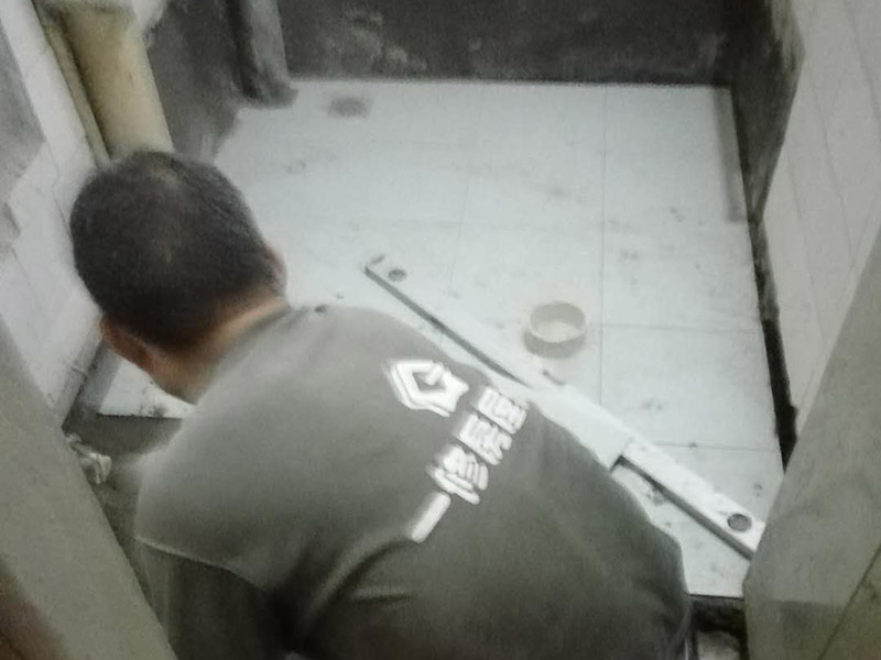 衛(wèi)生間地面瓷磚鋪貼：地磚鋪貼前，將地面清掃干凈；接著根據(jù)排版規(guī)劃設(shè)置水平線，并進(jìn)行分塊；然后地面灑水、砂漿攪拌、打砂漿基層，然后開始鋪貼，要用橡皮錘均勻敲擊，調(diào)整與水平線及其它地磚的水平度及縫隙的大小，再用刮刀從磚縫中間劃一道，保證磚與磚之間要有一定的、均勻的縫隙，防止熱脹冷縮對(duì)磚造成損壞，用刮刀在兩塊磚上縱向來(lái)回劃拉，檢查兩塊磚是否平齊；最后表面清理，勾縫。