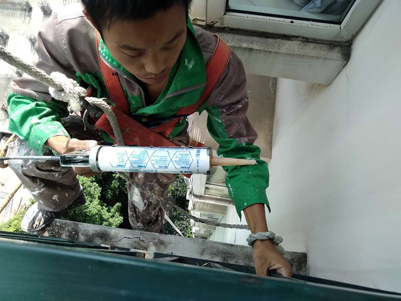 窗戶打膠維修：修補(bǔ)膠是針對(duì)塑鋼在安裝，及運(yùn)輸過(guò)程中出現(xiàn)的細(xì)小及明顯的裂縫用來(lái)修補(bǔ)的膠，有點(diǎn)像牙膏一樣，使用方法，將修補(bǔ)面徹底清洗干凈，干燥，用美工刀片順著裂縫刮出1-2mm的倒角口，再將膠刮入裂縫中，用刀片修平，待到膠體7分干的時(shí)候再用刀片將裂縫周圍多余的膠修去，如果感覺效果還是不好的話，等到膠體完全干透以后用1500號(hào)以上的水砂紙蘸水輕輕打磨即可。
師傅有專門打膠的工具，打膠完成后要用手抹平！像劑牙膏一樣將修補(bǔ)膠涂在需修正的地方，等干后用鏟鏟平，再用細(xì)紗紙磨平。擠出來(lái)直接涂在裂縫上抹平。