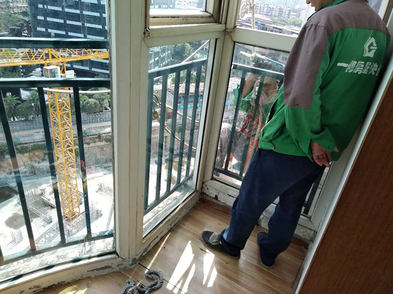 窗戶打膠維修：修補(bǔ)膠是針對(duì)塑鋼在安裝，及運(yùn)輸過(guò)程中出現(xiàn)的細(xì)小及明顯的裂縫用來(lái)修補(bǔ)的膠，有點(diǎn)像牙膏一樣，使用方法，將修補(bǔ)面徹底清洗干凈，干燥，用美工刀片順著裂縫刮出1-2mm的倒角口，再將膠刮入裂縫中，用刀片修平，待到膠體7分干的時(shí)候再用刀片將裂縫周圍多余的膠修去，如果感覺效果還是不好的話，等到膠體完全干透以后用1500號(hào)以上的水砂紙蘸水輕輕打磨即可。
師傅有專門打膠的工具，打膠完成后要用手抹平！像劑牙膏一樣將修補(bǔ)膠涂在需修正的地方，等干后用鏟鏟平，再用細(xì)紗紙磨平。擠出來(lái)直接涂在裂縫上抹平。