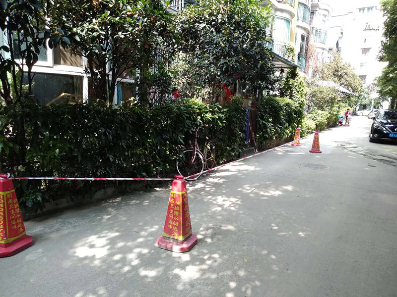 窗戶打膠維修：修補(bǔ)膠是針對(duì)塑鋼在安裝，及運(yùn)輸過(guò)程中出現(xiàn)的細(xì)小及明顯的裂縫用來(lái)修補(bǔ)的膠，有點(diǎn)像牙膏一樣，使用方法，將修補(bǔ)面徹底清洗干凈，干燥，用美工刀片順著裂縫刮出1-2mm的倒角口，再將膠刮入裂縫中，用刀片修平，待到膠體7分干的時(shí)候再用刀片將裂縫周圍多余的膠修去，如果感覺效果還是不好的話，等到膠體完全干透以后用1500號(hào)以上的水砂紙蘸水輕輕打磨即可。
師傅有專門打膠的工具，打膠完成后要用手抹平！像劑牙膏一樣將修補(bǔ)膠涂在需修正的地方，等干后用鏟鏟平，再用細(xì)紗紙磨平。擠出來(lái)直接涂在裂縫上抹平。