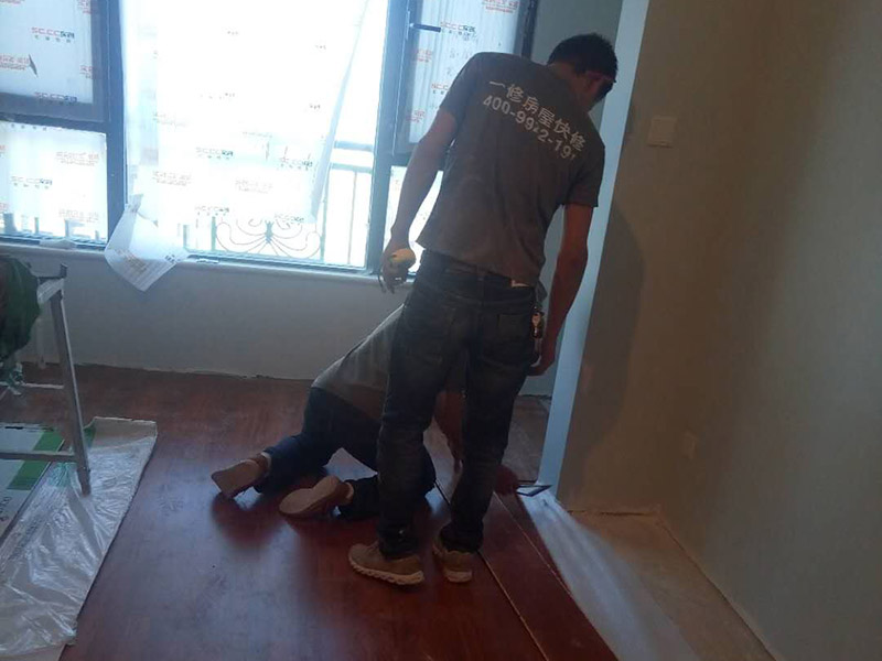 地板安裝維修：地面全部掃干凈后，鋪上一層薄薄的塑料膜，要全部鋪滿，再在上面鋪上地板專用的地膜。地板安裝師傅將很多地板從箱子里拿出來，全部攤放在地上，挑選色差，色差大的放在床、衣柜下面，色差均勻小的鋪在明顯的地方。如果地板嫌長，就放在地板的切割機(jī)上切成需要的長度。