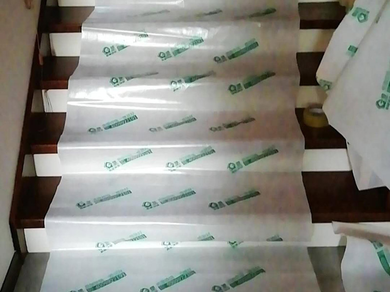 局部砌墻維修：首先根據(jù)房間情況進(jìn)行定位，確定砌墻位置合理；攪拌好水泥砂漿，新舊墻體連接處，需要植筋，這樣墻體連接穩(wěn)固。植筋需要打鋼筋進(jìn)舊墻體，深度要深；植筋出間隔大約為50厘米。墻上如果有門，需要做門梁，梁內(nèi)要有鋼筋。墻體砌好后，在水泥批蕩前，最好掛網(wǎng)處理，這樣水泥砂漿和墻體能更好結(jié)合，防止以后出現(xiàn)裂痕。批蕩后，要保養(yǎng)一段時間。就是定期灑點水上去啦。