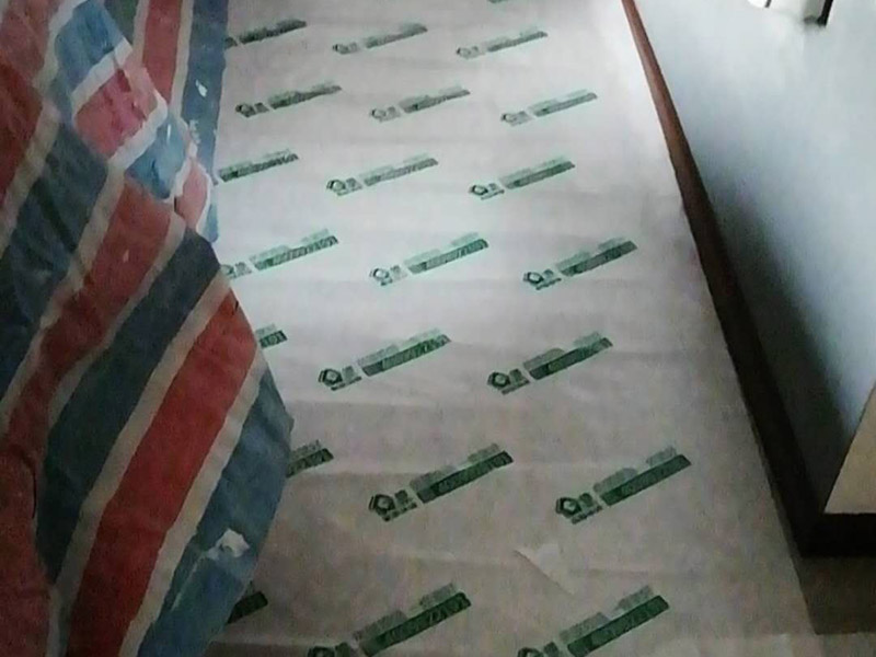 局部砌墻維修：首先根據(jù)房間情況進(jìn)行定位，確定砌墻位置合理；攪拌好水泥砂漿，新舊墻體連接處，需要植筋，這樣墻體連接穩(wěn)固。植筋需要打鋼筋進(jìn)舊墻體，深度要深；植筋出間隔大約為50厘米。墻上如果有門，需要做門梁，梁內(nèi)要有鋼筋。墻體砌好后，在水泥批蕩前，最好掛網(wǎng)處理，這樣水泥砂漿和墻體能更好結(jié)合，防止以后出現(xiàn)裂痕。批蕩后，要保養(yǎng)一段時間。就是定期灑點水上去啦。