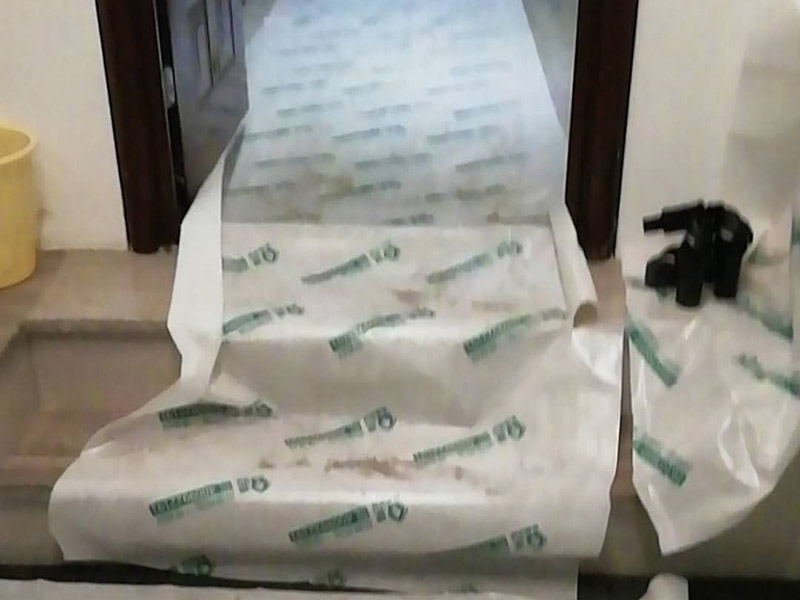 局部砌墻維修：首先根據(jù)房間情況進(jìn)行定位，確定砌墻位置合理；攪拌好水泥砂漿，新舊墻體連接處，需要植筋，這樣墻體連接穩(wěn)固。植筋需要打鋼筋進(jìn)舊墻體，深度要深；植筋出間隔大約為50厘米。墻上如果有門，需要做門梁，梁內(nèi)要有鋼筋。墻體砌好后，在水泥批蕩前，最好掛網(wǎng)處理，這樣水泥砂漿和墻體能更好結(jié)合，防止以后出現(xiàn)裂痕。批蕩后，要保養(yǎng)一段時間。就是定期灑點水上去啦。