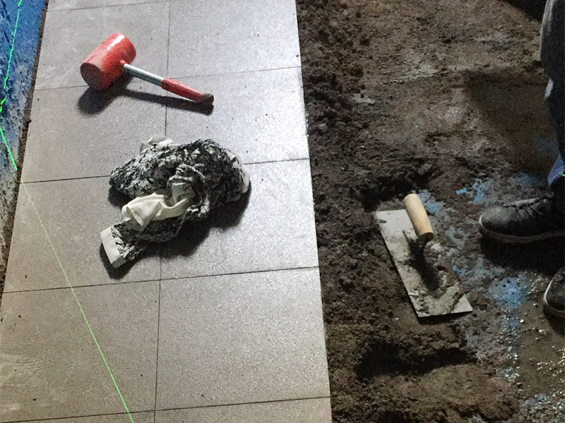 地面貼磚維修：干鋪法是將沙子和水泥按照3：1的比例混合后兌少量的水，使水泥和沙子混合到可以用手攥成團(tuán)的黏稠度。將混合好的沙子水泥鋪在地面上，用一個(gè)平板把表面摸平。在瓷磚背面抹上黏稠度非常高的水泥，把瓷磚放到地面上，用橡皮錘敲實(shí)就完成了,主要用于地面瓷磚的鋪裝.濕鋪法，是將沙子和水泥按照2：1的比例混合后兌水和好，水的量要多一些，使沙子和水泥的黏稠度高一些。然后涂抹到用水浸泡好的瓷磚背面貼到墻面上。濕鋪發(fā)主要應(yīng)用與墻面。