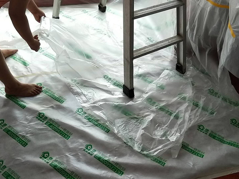 墻面頂部修補(bǔ)：1、看墻面是不是抹灰層已經(jīng)松動(dòng)，如果松動(dòng)直接砸掉，重新抹灰直到結(jié)實(shí)了為止。2、如果墻面是石膏板墻面就貼紙質(zhì)的繃帶在接縫處。3、如果墻面縫只有幾毫米不補(bǔ)難看可以鏟了膩?zhàn)樱诳p隙補(bǔ)水泥或者石膏（最好攙點(diǎn)膠）。4、搞定了以后貼繃帶刮平膩?zhàn)印?、等干了后打磨滾刷乳膠漆。對(duì)于局部剝落比較嚴(yán)重的情況，就有必要考慮是否是墻面基底根本沒做好的原因。將原墻體鏟除至墻面基層，用界面劑或者封固底漆重新涂刷一遍，再按照粉刷石膏找平、貼網(wǎng)格布(加固防裂)、批刮墻襯三遍后打磨平整，整個(gè)基層質(zhì)量此時(shí)就會(huì)好很多。