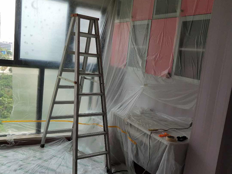 墻面頂部修補(bǔ)：1、看墻面是不是抹灰層已經(jīng)松動(dòng)，如果松動(dòng)直接砸掉，重新抹灰直到結(jié)實(shí)了為止。2、如果墻面是石膏板墻面就貼紙質(zhì)的繃帶在接縫處。3、如果墻面縫只有幾毫米不補(bǔ)難看可以鏟了膩?zhàn)樱诳p隙補(bǔ)水泥或者石膏（最好攙點(diǎn)膠）。4、搞定了以后貼繃帶刮平膩?zhàn)印?、等干了后打磨滾刷乳膠漆。對(duì)于局部剝落比較嚴(yán)重的情況，就有必要考慮是否是墻面基底根本沒做好的原因。將原墻體鏟除至墻面基層，用界面劑或者封固底漆重新涂刷一遍，再按照粉刷石膏找平、貼網(wǎng)格布(加固防裂)、批刮墻襯三遍后打磨平整，整個(gè)基層質(zhì)量此時(shí)就會(huì)好很多。