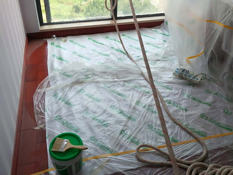 墻面頂部修補(bǔ)：1、看墻面是不是抹灰層已經(jīng)松動(dòng)，如果松動(dòng)直接砸掉，重新抹灰直到結(jié)實(shí)了為止。2、如果墻面是石膏板墻面就貼紙質(zhì)的繃帶在接縫處。3、如果墻面縫只有幾毫米不補(bǔ)難看可以鏟了膩?zhàn)?，在縫隙補(bǔ)水泥或者石膏（最好攙點(diǎn)膠）。4、搞定了以后貼繃帶刮平膩?zhàn)印?、等干了后打磨滾刷乳膠漆。對(duì)于局部剝落比較嚴(yán)重的情況，就有必要考慮是否是墻面基底根本沒做好的原因。將原墻體鏟除至墻面基層，用界面劑或者封固底漆重新涂刷一遍，再按照粉刷石膏找平、貼網(wǎng)格布(加固防裂)、批刮墻襯三遍后打磨平整，整個(gè)基層質(zhì)量此時(shí)就會(huì)好很多。