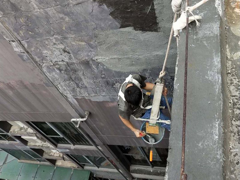 外墻防水維修：1、基層處理：首先要將基層表面的灰塵等清理干凈，一些脆裂的舊層和不耐水的涂層要鏟除，如果有凹處可以用水泥砂漿抹平，小的孔洞和裂縫用水泥乳修補(bǔ)好。 2、刷底膠： 刷底膠時，先要將墻面專用的膠水按照說明上的比例上加水進(jìn)行稀釋，然后在基層處理好的墻面上用輥筒均勻地涂刷一至二遍膠水打底，涂層膠水要均勻，也不能涂得過多和過少。 3、局部補(bǔ)膩子：基層打底干燥后，用膩子找補(bǔ)不平之處，干后砂平。成品膩子使用前應(yīng)攪勻，膩子偏稠時可酌量加清水調(diào)節(jié)。 4、滿刮膩子：將調(diào)配好的膩子放在托板上，用橡皮刮板進(jìn)行涂刷，建議從上往下涂，基層一般要涂刷2-3遍，每一遍的膩子不能太厚，膩子涂刷后要及時用砂紙打磨，打磨時力底要適中，不能有波浪形等，打磨好后掃去灰塵就可以了。 5、刷底涂料：底料按照產(chǎn)品說明書進(jìn)行稀釋然后攪拌均勻，用滾筒在墻面涂刷，要均勻，不要漏刷，也不能刷得太厚，底料干后如果有要修補(bǔ)的地方，建議用膩子修復(fù)然后砂平。