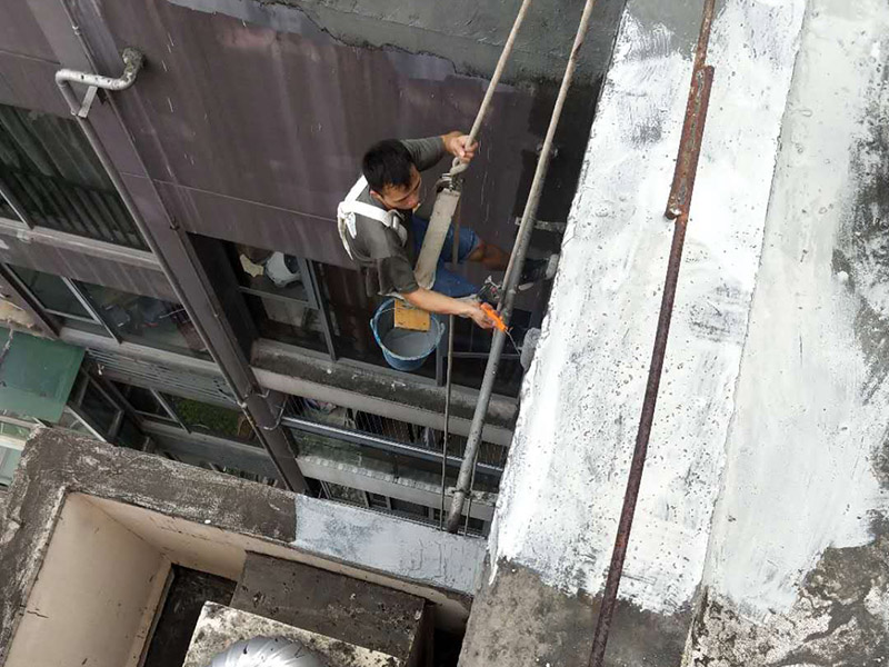 外墻防水維修：1、基層處理：首先要將基層表面的灰塵等清理干凈，一些脆裂的舊層和不耐水的涂層要鏟除，如果有凹處可以用水泥砂漿抹平，小的孔洞和裂縫用水泥乳修補(bǔ)好。 2、刷底膠： 刷底膠時，先要將墻面專用的膠水按照說明上的比例上加水進(jìn)行稀釋，然后在基層處理好的墻面上用輥筒均勻地涂刷一至二遍膠水打底，涂層膠水要均勻，也不能涂得過多和過少。 3、局部補(bǔ)膩子：基層打底干燥后，用膩子找補(bǔ)不平之處，干后砂平。成品膩子使用前應(yīng)攪勻，膩子偏稠時可酌量加清水調(diào)節(jié)。 4、滿刮膩子：將調(diào)配好的膩子放在托板上，用橡皮刮板進(jìn)行涂刷，建議從上往下涂，基層一般要涂刷2-3遍，每一遍的膩子不能太厚，膩子涂刷后要及時用砂紙打磨，打磨時力底要適中，不能有波浪形等，打磨好后掃去灰塵就可以了。 5、刷底涂料：底料按照產(chǎn)品說明書進(jìn)行稀釋然后攪拌均勻，用滾筒在墻面涂刷，要均勻，不要漏刷，也不能刷得太厚，底料干后如果有要修補(bǔ)的地方，建議用膩子修復(fù)然后砂平。