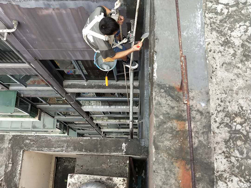 外墻防水維修：1、基層處理：首先要將基層表面的灰塵等清理干凈，一些脆裂的舊層和不耐水的涂層要鏟除，如果有凹處可以用水泥砂漿抹平，小的孔洞和裂縫用水泥乳修補(bǔ)好。 2、刷底膠： 刷底膠時，先要將墻面專用的膠水按照說明上的比例上加水進(jìn)行稀釋，然后在基層處理好的墻面上用輥筒均勻地涂刷一至二遍膠水打底，涂層膠水要均勻，也不能涂得過多和過少。 3、局部補(bǔ)膩子：基層打底干燥后，用膩子找補(bǔ)不平之處，干后砂平。成品膩子使用前應(yīng)攪勻，膩子偏稠時可酌量加清水調(diào)節(jié)。 4、滿刮膩子：將調(diào)配好的膩子放在托板上，用橡皮刮板進(jìn)行涂刷，建議從上往下涂，基層一般要涂刷2-3遍，每一遍的膩子不能太厚，膩子涂刷后要及時用砂紙打磨，打磨時力底要適中，不能有波浪形等，打磨好后掃去灰塵就可以了。 5、刷底涂料：底料按照產(chǎn)品說明書進(jìn)行稀釋然后攪拌均勻，用滾筒在墻面涂刷，要均勻，不要漏刷，也不能刷得太厚，底料干后如果有要修補(bǔ)的地方，建議用膩子修復(fù)然后砂平。