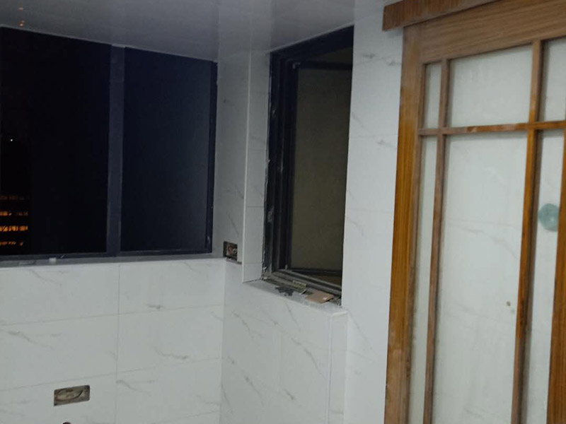 衛(wèi)生間瓷磚鋪貼：基層處理：把沾在基層上的浮漿、落地灰等用暫子或鋼絲刷清理掉，再用掃帚將浮土清掃干凈。找標(biāo)高：根據(jù)水平標(biāo)準(zhǔn)線和設(shè)計(jì)厚度，在四周墻、柱上彈出面層的上平標(biāo)高控制線。排磚：將房間依照磚的尺寸留縫大小，排出磚的放置位置，并在基層地面彈出十字控制線和分格線。鋪設(shè)結(jié)合層砂漿：鋪設(shè)前應(yīng)將基底濕潤(rùn)，并在基底上刷一道素水泥漿或界面結(jié)合劑，隨刷隨鋪設(shè)攪拌均勻的干硬性水泥砂漿。鋪磚時(shí)應(yīng)先在房間中間按照十字線鋪設(shè)十字控制磚，之后按照十字控制磚向四周鋪設(shè)，并隨時(shí)用2m靠尺和水平尺檢查平整度。大面積鋪貼時(shí)應(yīng)分段、分部位鋪貼。養(yǎng)護(hù)：當(dāng)磚面層鋪貼完24h內(nèi)應(yīng)開(kāi)始澆水養(yǎng)護(hù)，養(yǎng)護(hù)時(shí)間不得小于7d。