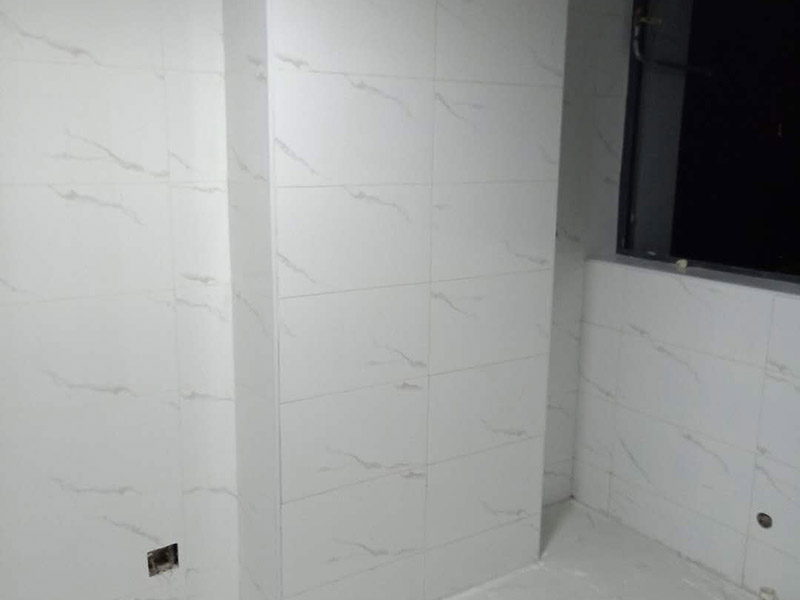 衛(wèi)生間瓷磚鋪貼：基層處理：把沾在基層上的浮漿、落地灰等用暫子或鋼絲刷清理掉，再用掃帚將浮土清掃干凈。找標(biāo)高：根據(jù)水平標(biāo)準(zhǔn)線和設(shè)計(jì)厚度，在四周墻、柱上彈出面層的上平標(biāo)高控制線。排磚：將房間依照磚的尺寸留縫大小，排出磚的放置位置，并在基層地面彈出十字控制線和分格線。鋪設(shè)結(jié)合層砂漿：鋪設(shè)前應(yīng)將基底濕潤(rùn)，并在基底上刷一道素水泥漿或界面結(jié)合劑，隨刷隨鋪設(shè)攪拌均勻的干硬性水泥砂漿。鋪磚時(shí)應(yīng)先在房間中間按照十字線鋪設(shè)十字控制磚，之后按照十字控制磚向四周鋪設(shè)，并隨時(shí)用2m靠尺和水平尺檢查平整度。大面積鋪貼時(shí)應(yīng)分段、分部位鋪貼。養(yǎng)護(hù)：當(dāng)磚面層鋪貼完24h內(nèi)應(yīng)開(kāi)始澆水養(yǎng)護(hù)，養(yǎng)護(hù)時(shí)間不得小于7d。