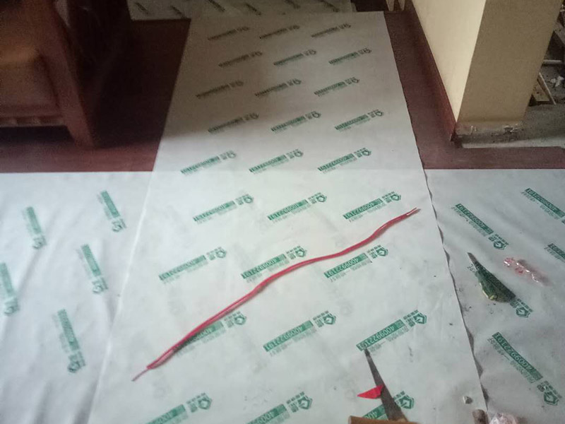 廁所防水保護(hù)維修：防水施工前要清掃干凈，防止石粒和雜物將雨水口、雨水管堵塞.。 防水施工完成后，要及時將防水保護(hù)層做好，防止破壞。 在施工中運送材料的手推車支腿應(yīng)用庶布或膠皮包扎好，防止將防水層刮破，并安排防水人員隨時檢查，一但發(fā)現(xiàn)有刮破的，要及時進(jìn)行修補(bǔ)。 在施工防水時，要注意防止對屋面及其他已做完墻面的污染。 水落口處在施工時，要做臨時封閉，防止管內(nèi)堵塞。 屋面防水施工時，嚴(yán)禁穿帶釘子的鞋作業(yè)。