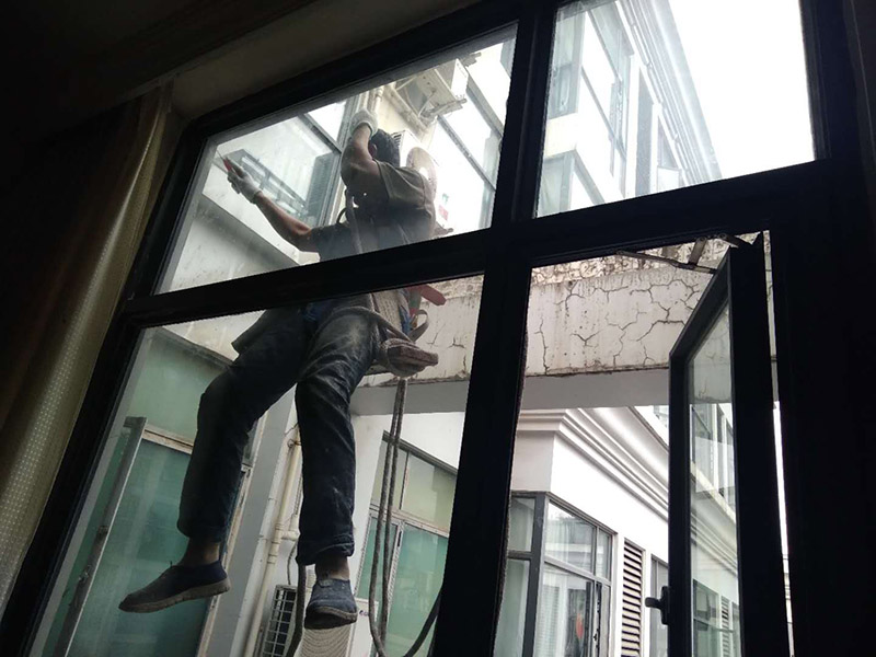 窗戶打膠翻新：1.門窗打膠，安裝地板窗框時，應(yīng)連接水平和垂直拉線。每層的水平相同，上側(cè)和下側(cè)是直的。當(dāng)窗框和墻壁固定時，首先固定上框架，固定后框架，并用塑料膨脹螺栓固定。 2.孔與開口之間的膨脹節(jié)內(nèi)腔填充有閉孔泡沫，發(fā)泡劑等彈性材料，表面用密封膠密封。門窗的安裝必須牢固。嵌入式部件的數(shù)量，位置和埋設(shè)連接方法必須符合設(shè)計要求。用于固定每根鋼筋的緊固件必須不小于3，間距不應(yīng)超過300毫米。與鋼制端部的距離不應(yīng)超過100毫米。