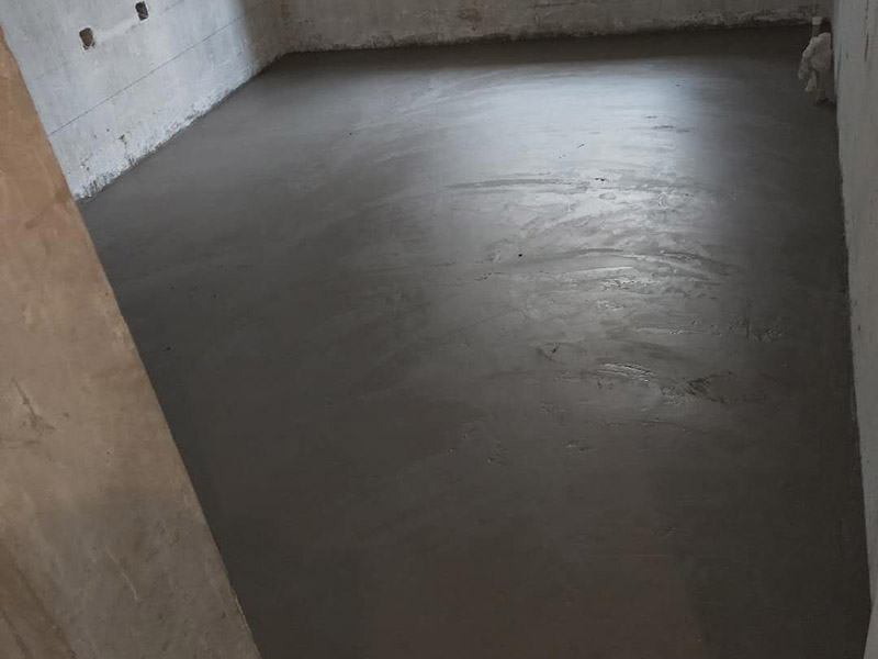 地面找平處理：1、若地面基層尚可的情況下，可考慮選擇石膏地面找平法。因?yàn)榈孛嬲w還算平整，只有局部不平，使用這種方法可不增高地面，對層高不會有任何影響。而且施工簡單、快速，容易干燥。不過，不適合大面積地面找平。 開始地面找平的第一步，對地面基層進(jìn)行打磨處理，然后涂刷一遍界面劑，干燥后繼續(xù)涂刷第二遍;接著調(diào)配自流平水泥，使用工具來推，并借助滾筒工具來壓均勻，最后要保護(hù)地面等待完全干燥。 2、2、水泥砂漿地面找平 　這是最傳統(tǒng)的地面找平方式，適合各種地面找平。不過采用這種方式會增加地面厚度，大約在2.5cm&mdash;3.5cm，若對此有要求的朋友，請慎重選擇。水泥砂漿地面找平對水泥砂漿的配比有嚴(yán)格要求，沒弄好的話，地面容易起灰、起砂，甚至出現(xiàn)裂紋。因此，務(wù)必配好水泥砂漿，避免出現(xiàn)這些問題，并在地面找平時注意施工。 先對地面基層打磨，尤其是凸起的地方，盡量打磨平齊;之后找地面的高度，并彈線標(biāo)記;抹灰餅和標(biāo)筋后，開始刷水泥砂漿，將地面全部鋪平;可使用木抹子將其搓平，確保平整，并用鐵抹子來壓光，通常要壓三遍，最后做地面養(yǎng)護(hù)等待自然干燥。