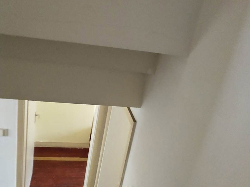 墻面翻新裝修：1、清理墻面： 舊墻面在翻新前一定要做墻面基底處理，粉化嚴(yán)重的要全部鏟除，鏟除后抹上一層白水泥，原來墻面過于光滑、刷過油漆的鏟除后還要做打磨處理，把粘結(jié)不牢的表皮去掉，便于新涂料和墻體粘結(jié)。 2、涂刷底漆： 墻面底漆的作用是抗堿防潮、封固基材、保護(hù)面漆，提高面漆的質(zhì)感和遮蓋力，對于老房翻新，墻面一定要做底漆，如果沒有刷底漆就直接上面漆的話，時(shí)間一長墻面容易起泡、發(fā)霉，太陽照曬時(shí)間長了也容易變色。 3、大面積修補(bǔ)： 已經(jīng)上好面漆的墻面要修補(bǔ)會(huì)比較麻煩，容易產(chǎn)生色差，材料的使用時(shí)間不同，質(zhì)量也難以保證，很難達(dá)到理想效果。 所以墻面的修補(bǔ)最好是整塊墻面，或是盡可能地選擇較大面積進(jìn)行修補(bǔ)，這樣可以盡量避免產(chǎn)生色差，修補(bǔ)后的質(zhì)量也更好。