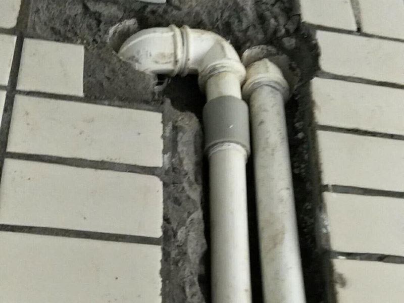 水管維修改造：　1、開槽。先彈線，再開槽，管路開槽按照要求必須是平行線和垂直線。對于平行走線的管路一律控制在60-90厘米高，如果安裝了水龍頭的管路記得要能夠垂直。
2、安裝。管道分為冷水管和熱水管，暗藏管道要杜絕使用鍍鋅鐵管。可以通過施工人員和業(yè)主商量水域和使用功能，安排水電師傅排放安裝好的所有水龍頭和用水位置。要是沒有完整圖紙的和業(yè)主溝通增加現(xiàn)場定位水路使用功能。
3、檢驗。一定要對管道進行檢查，關系到以后水路安全問題，我們可以通過試壓方法做管道檢查，試壓是管道檢查滲漏的方法之一，可以先堵頭將所有內絲堵死。用壓力表打壓(家裝一般6--8kg)試水。打壓之后檢查所有管道所有接頭。
　4、防水。水路管道裝好之后，用水泥沙子混合封好衛(wèi)生間的線槽，等線槽和地面干后，再次清洗地面和墻面，墻地面水分干了就可以做防水，墻面防水最好在80cm以上高。要是廚房墻背面有家具的墻面，必須做滿墻，才能帶來好的防潮效果。
5、電路開槽。和業(yè)主商量用電功能和要求之后，和電工師傅交底，彈好平行和垂直開槽。
6、電路布線。對于電路布線家用2.5&mdash;6平米以上銅芯線、16mm以上線管。而強弱電線管與暗合要分開。