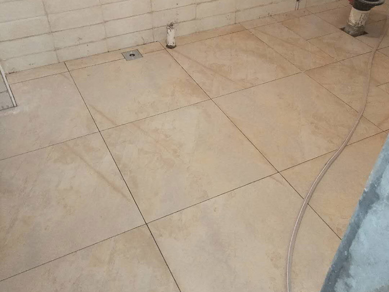 衛(wèi)生間貼地磚維修：1、鋪貼衛(wèi)生間瓷磚的水泥砂漿比例 粘貼衛(wèi)生間瓷磚采用的水泥標(biāo)號為425號水泥，水泥沙子的混合比例不要大于1：3，水泥含量過重的話，會因為水泥的膨脹系數(shù)高而導(dǎo)致瓷磚的開裂，減少瓷磚的使用壽命。 2、衛(wèi)生間瓷磚泡水時長 衛(wèi)生間如果采用釉面墻磚，用水泥砂漿作為粘接劑，瓷磚需要經(jīng)過泡水后鋪貼，泡水的時間以瓷磚完全浸泡后不冒氣泡的時間為宜，一般為三十分鐘就可以了。 3、鋪貼要留縫 鋪貼衛(wèi)生間瓷磚無論是否屬于無縫磚，都必須留縫，建議不小于1mm，普通墻磚以1.5&mdash;2mm為宜，仿古磚縫隙可以適當(dāng)?shù)募訉挕?4、衛(wèi)生間墻磚鋪貼高度 衛(wèi)生間墻磚的鋪貼高度要高于吊頂?shù)母叨龋话悴恍∮?0公分為宜。 5、瓷磚紋理對齊 鋪貼瓷磚時注意瓷磚的紋理，做到順紋理鋪貼，花磚腰線有正反方向的要注意其方向，不要貼倒了，花磚腰線的紋理和磚的紋理一致。