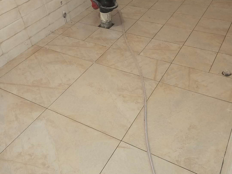 衛(wèi)生間貼地磚維修：1、鋪貼衛(wèi)生間瓷磚的水泥砂漿比例 粘貼衛(wèi)生間瓷磚采用的水泥標(biāo)號為425號水泥，水泥沙子的混合比例不要大于1：3，水泥含量過重的話，會因為水泥的膨脹系數(shù)高而導(dǎo)致瓷磚的開裂，減少瓷磚的使用壽命。 2、衛(wèi)生間瓷磚泡水時長 衛(wèi)生間如果采用釉面墻磚，用水泥砂漿作為粘接劑，瓷磚需要經(jīng)過泡水后鋪貼，泡水的時間以瓷磚完全浸泡后不冒氣泡的時間為宜，一般為三十分鐘就可以了。 3、鋪貼要留縫 鋪貼衛(wèi)生間瓷磚無論是否屬于無縫磚，都必須留縫，建議不小于1mm，普通墻磚以1.5&mdash;2mm為宜，仿古磚縫隙可以適當(dāng)?shù)募訉挕?4、衛(wèi)生間墻磚鋪貼高度 衛(wèi)生間墻磚的鋪貼高度要高于吊頂?shù)母叨?，一般不小?0公分為宜。 5、瓷磚紋理對齊 鋪貼瓷磚時注意瓷磚的紋理，做到順紋理鋪貼，花磚腰線有正反方向的要注意其方向，不要貼倒了，花磚腰線的紋理和磚的紋理一致。