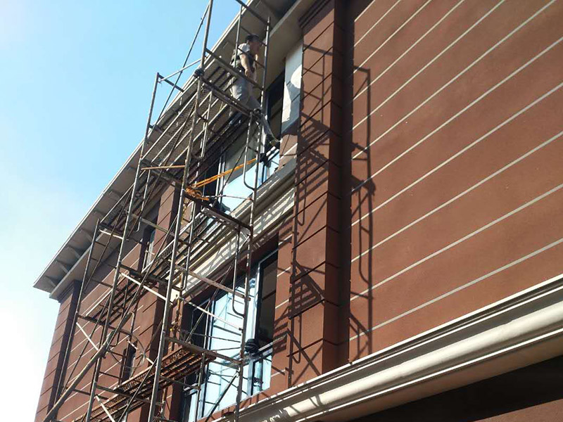 外墻墻面鏟除：1、清理墻面：舊墻面在翻新前一定要做墻面基底處置，粉化嚴(yán)重的要全部鏟除，鏟除后抹上一層白水泥。2、 涂刷底漆：墻面底漆的作用是抗堿防潮、封固基材、維護(hù)面漆，進(jìn)步面漆的質(zhì)感和遮蓋力。3、大面積修補(bǔ)：曾經(jīng)上好面漆的墻面要修補(bǔ)會(huì)比較省事，容易產(chǎn)生色差，材料的運(yùn)用時(shí)間不同，質(zhì)量也難以保證，很難抵達(dá)理想效果。4、防色差：墻面色差是修補(bǔ)墻面時(shí)需求盡量避免的。為此，應(yīng)該留意按照油漆桶的說(shuō)明配比、涂刷，好預(yù)算好用量。