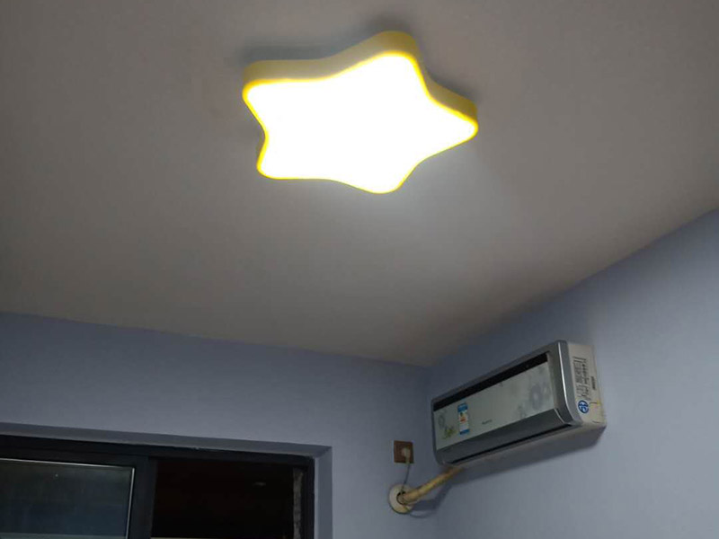 燈具插座安裝：1、吊燈：吊燈安裝在混凝土頂面上時(shí)，可采用預(yù)埋件、穿透螺栓及脹管螺栓緊固/2、吸頂燈：吸頂燈有圓形、方形或矩形底座（底盤），底座大小不等。3、壁燈根據(jù)底座的構(gòu)造可采用底臺(tái)或不用底臺(tái)，用底臺(tái)時(shí)應(yīng)先固定底臺(tái)，然后再將壁燈固定在底臺(tái)上。4、筒燈：根據(jù)筒燈尺寸、安裝位置在吊頂上劃線鉆孔，將吊頂內(nèi)預(yù)留電源線與筒燈連接通，調(diào)整筒燈固定彈簧片的蝶形螺母，使彈簧片的高度與吊頂厚度相同，把筒燈推入吊頂開孔處 , 并裝上合適的燈泡。