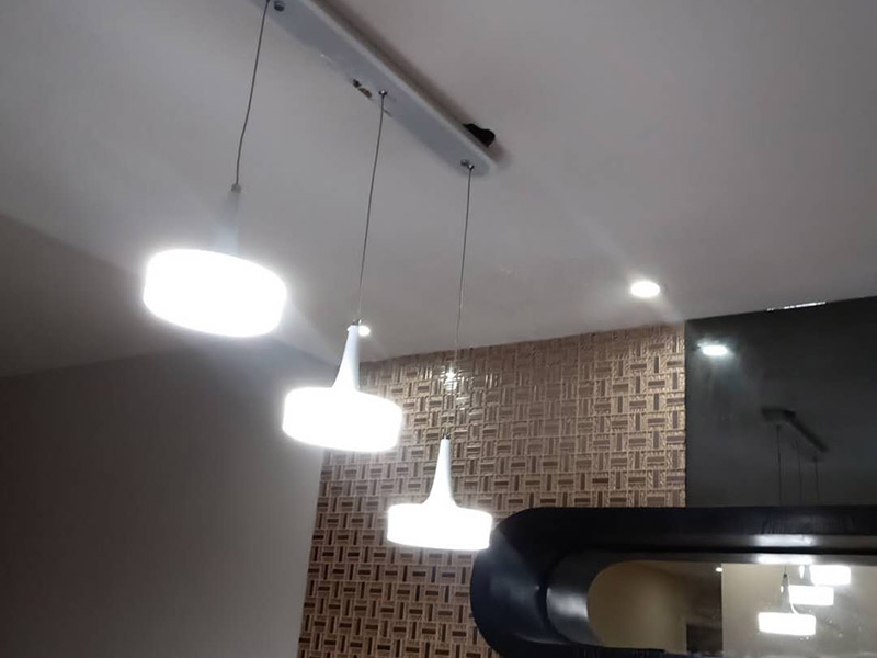 燈具插座安裝：1、吊燈：吊燈安裝在混凝土頂面上時(shí)，可采用預(yù)埋件、穿透螺栓及脹管螺栓緊固/2、吸頂燈：吸頂燈有圓形、方形或矩形底座（底盤），底座大小不等。3、壁燈根據(jù)底座的構(gòu)造可采用底臺(tái)或不用底臺(tái)，用底臺(tái)時(shí)應(yīng)先固定底臺(tái)，然后再將壁燈固定在底臺(tái)上。4、筒燈：根據(jù)筒燈尺寸、安裝位置在吊頂上劃線鉆孔，將吊頂內(nèi)預(yù)留電源線與筒燈連接通，調(diào)整筒燈固定彈簧片的蝶形螺母，使彈簧片的高度與吊頂厚度相同，把筒燈推入吊頂開孔處 , 并裝上合適的燈泡。