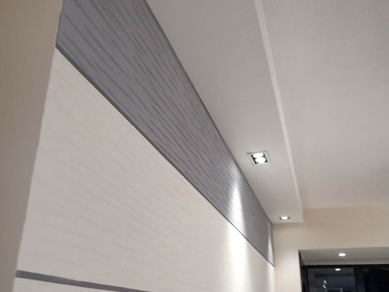 燈具插座安裝：1、吊燈：吊燈安裝在混凝土頂面上時(shí)，可采用預(yù)埋件、穿透螺栓及脹管螺栓緊固/2、吸頂燈：吸頂燈有圓形、方形或矩形底座（底盤），底座大小不等。3、壁燈根據(jù)底座的構(gòu)造可采用底臺(tái)或不用底臺(tái)，用底臺(tái)時(shí)應(yīng)先固定底臺(tái)，然后再將壁燈固定在底臺(tái)上。4、筒燈：根據(jù)筒燈尺寸、安裝位置在吊頂上劃線鉆孔，將吊頂內(nèi)預(yù)留電源線與筒燈連接通，調(diào)整筒燈固定彈簧片的蝶形螺母，使彈簧片的高度與吊頂厚度相同，把筒燈推入吊頂開孔處 , 并裝上合適的燈泡。