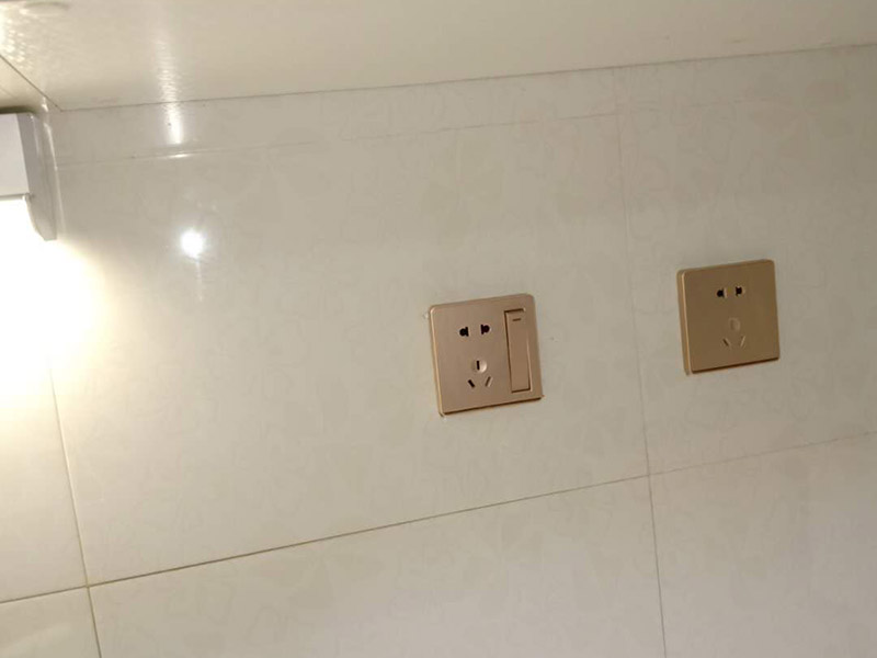 燈具插座安裝：1、吊燈：吊燈安裝在混凝土頂面上時(shí)，可采用預(yù)埋件、穿透螺栓及脹管螺栓緊固/2、吸頂燈：吸頂燈有圓形、方形或矩形底座（底盤），底座大小不等。3、壁燈根據(jù)底座的構(gòu)造可采用底臺(tái)或不用底臺(tái)，用底臺(tái)時(shí)應(yīng)先固定底臺(tái)，然后再將壁燈固定在底臺(tái)上。4、筒燈：根據(jù)筒燈尺寸、安裝位置在吊頂上劃線鉆孔，將吊頂內(nèi)預(yù)留電源線與筒燈連接通，調(diào)整筒燈固定彈簧片的蝶形螺母，使彈簧片的高度與吊頂厚度相同，把筒燈推入吊頂開孔處 , 并裝上合適的燈泡。