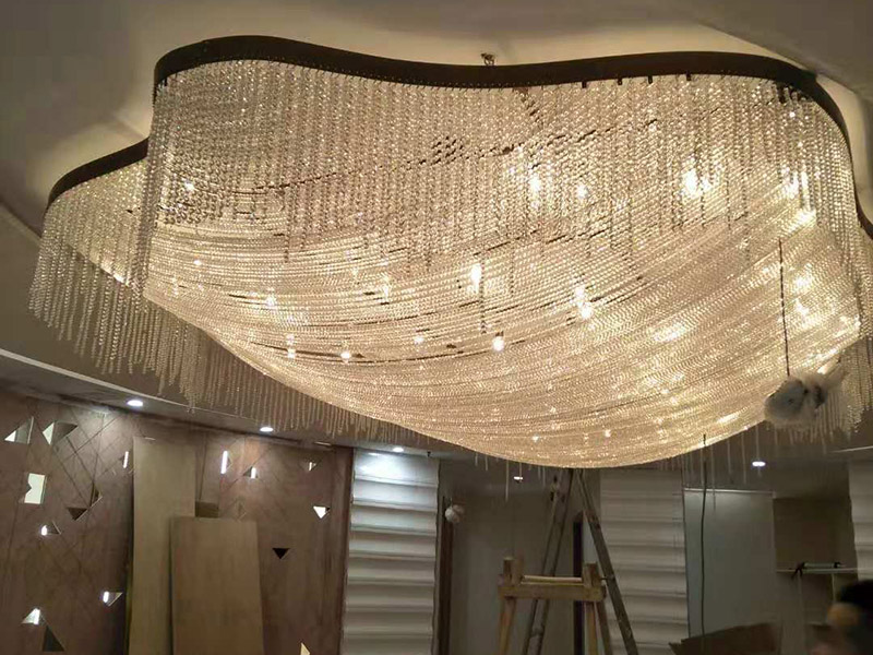 大型吊燈安裝：首先大致尺寸要測量好，確定位置；然后石膏板上鉆孔，然后埋設(shè)鐵件五金配件或者木條，用黏貼劑或者水泥漿將空洞的周邊補(bǔ)齊，等到差不多干燥了再接下來做。接著把鐵件或者木條固定，這是吊燈安裝的重要步驟，如果沒有固定好，使用壽命會受到影響。電線通過吊桿引入到燈芯里面，如果配套燈帶使用開關(guān)的，穿線的時(shí)候要注意線路的走向。最后就是燈罩、燈臂的安裝。用看、螺絲刀等工具將燈罩組裝好，安裝好后，通電試試就可以了，根據(jù)實(shí)際情況稍微調(diào)整下。