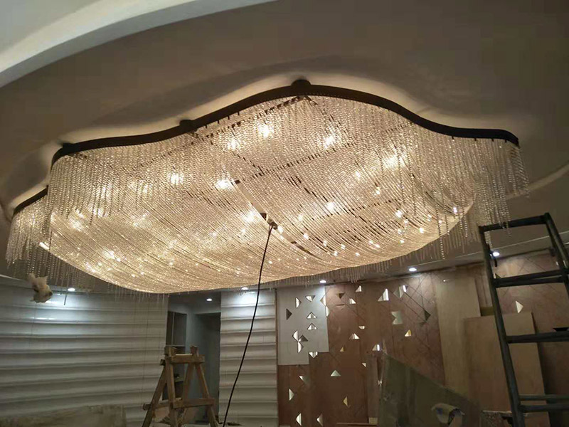 大型吊燈安裝：首先大致尺寸要測量好，確定位置；然后石膏板上鉆孔，然后埋設(shè)鐵件五金配件或者木條，用黏貼劑或者水泥漿將空洞的周邊補(bǔ)齊，等到差不多干燥了再接下來做。接著把鐵件或者木條固定，這是吊燈安裝的重要步驟，如果沒有固定好，使用壽命會受到影響。電線通過吊桿引入到燈芯里面，如果配套燈帶使用開關(guān)的，穿線的時(shí)候要注意線路的走向。最后就是燈罩、燈臂的安裝。用看、螺絲刀等工具將燈罩組裝好，安裝好后，通電試試就可以了，根據(jù)實(shí)際情況稍微調(diào)整下。