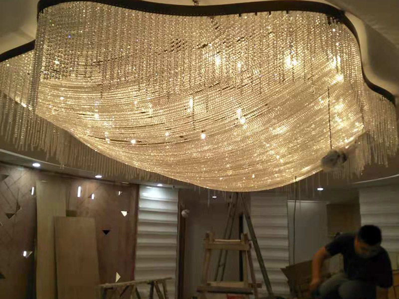 大型吊燈安裝：首先大致尺寸要測量好，確定位置；然后石膏板上鉆孔，然后埋設(shè)鐵件五金配件或者木條，用黏貼劑或者水泥漿將空洞的周邊補(bǔ)齊，等到差不多干燥了再接下來做。接著把鐵件或者木條固定，這是吊燈安裝的重要步驟，如果沒有固定好，使用壽命會受到影響。電線通過吊桿引入到燈芯里面，如果配套燈帶使用開關(guān)的，穿線的時(shí)候要注意線路的走向。最后就是燈罩、燈臂的安裝。用看、螺絲刀等工具將燈罩組裝好，安裝好后，通電試試就可以了，根據(jù)實(shí)際情況稍微調(diào)整下。