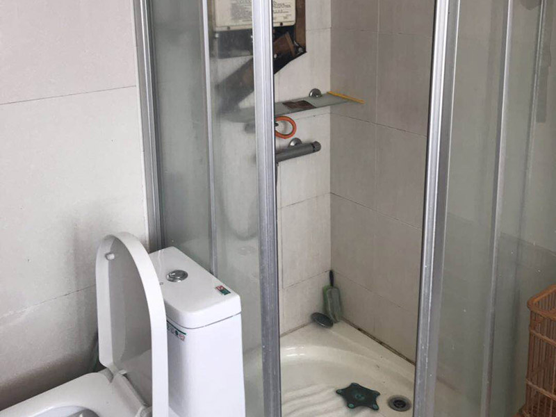 淋浴房維修：.如果淋浴房有底盆，那么首先將底盆安裝好。先將底盆零件組合起來，然后調(diào)節(jié)水平位置。底盆盆內(nèi)不能留有積水。底盆的軟管與地漏連接起來，并且連接牢固?？蚣芙Y(jié)構(gòu)安裝好之后將玻璃嵌入，玻璃底部要夾緊鎖在底盆鉆孔位置，并用螺絲將其固定。頂管要安裝在玻璃上方，確定安裝位置用鉆機鉆孔，安裝好固定座后連接頂管。