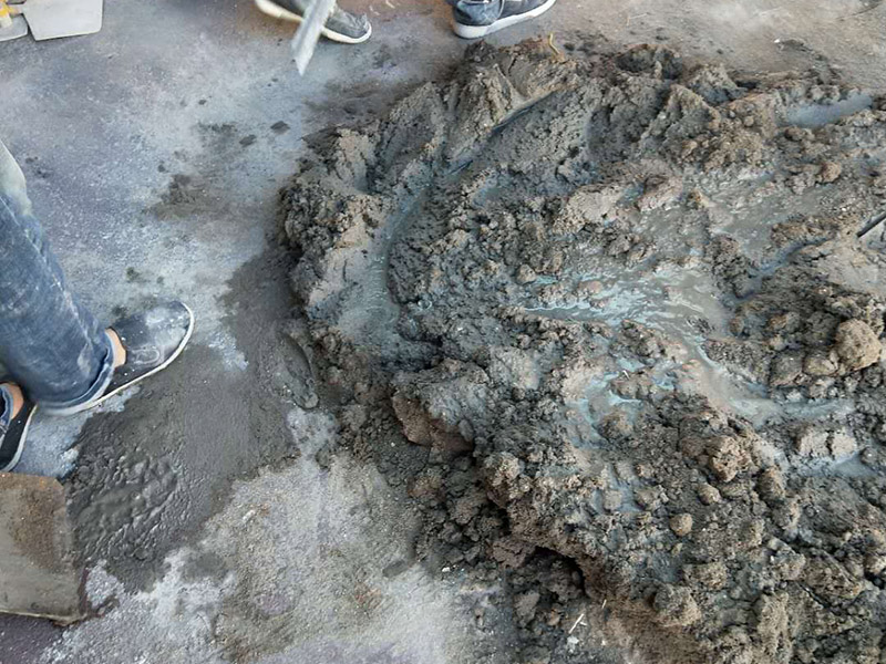 樓梯改造維修：鋼筋應(yīng)選用正品鋼材，水泥選用正產(chǎn)42.5R，煉石或建牌品牌； 沙石水泥混合比例嚴格執(zhí)行建設(shè)部行業(yè)標(biāo)準(zhǔn)； 在鋼筋連接加固上，因現(xiàn)場情形千差萬別尤為講究慎重，大體操作上均選擇在不破壞原建筑結(jié)構(gòu)前提下，首先用人工方式（這樣可最有效降低對原混泥土強度的破壞）鑿出相應(yīng)位置原建筑結(jié)構(gòu)鋼筋，后進行正確合理的布筋，以提高接點強度。 在時間上工期一般控制在9~15天，施工過程可與裝修水電項目同時進行，相互配合。