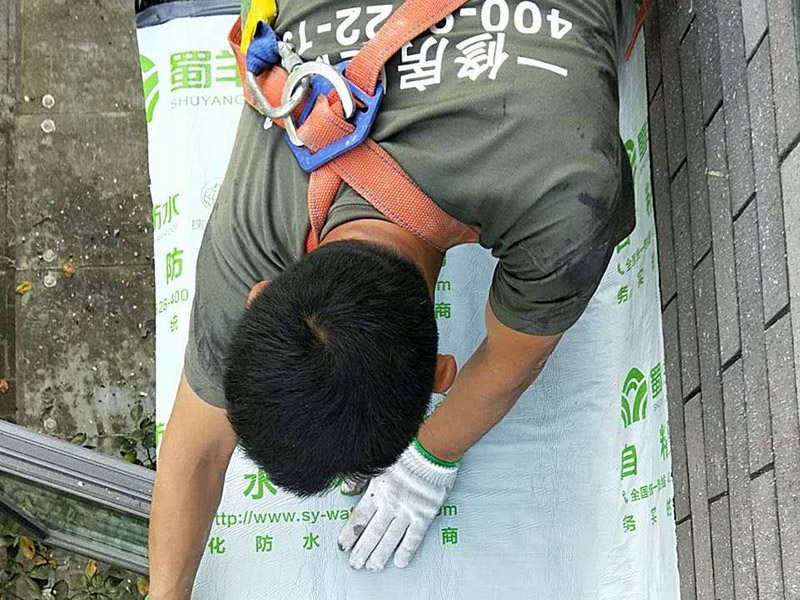 外陽臺防水維修：首先要確保地面有坡度，低的一邊為排水口。然后就是要確保陽臺和客廳或陽臺和起居室至少要有2～3公分的高度差。要使客廳和陽臺有這樣的高度差其實是很難的，因為建筑本身可能高度差只有1公分左右。陽臺地面要確保排水系統(tǒng)的順暢，特別是陽臺養(yǎng)有植物時要定期清理，防止排水時堵塞地漏，以防止積水滲透進居室。如果花園有人工照明的也要進行防水處理，特別是燈具和防漏電開關(guān)，以免雨天發(fā)生漏電時造成傷害。