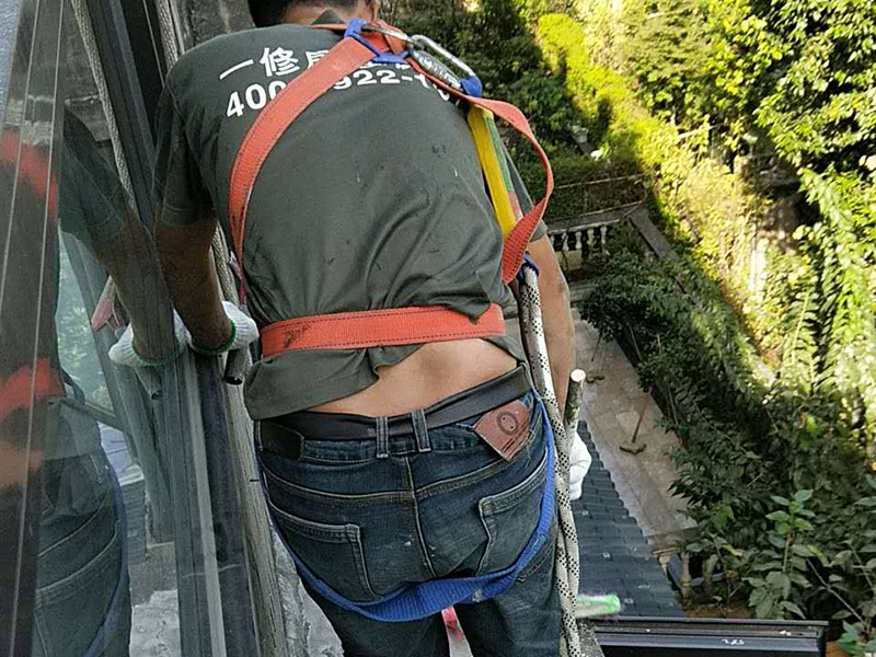 外陽臺防水維修：首先要確保地面有坡度，低的一邊為排水口。然后就是要確保陽臺和客廳或陽臺和起居室至少要有2～3公分的高度差。要使客廳和陽臺有這樣的高度差其實是很難的，因為建筑本身可能高度差只有1公分左右。陽臺地面要確保排水系統(tǒng)的順暢，特別是陽臺養(yǎng)有植物時要定期清理，防止排水時堵塞地漏，以防止積水滲透進居室。如果花園有人工照明的也要進行防水處理，特別是燈具和防漏電開關(guān)，以免雨天發(fā)生漏電時造成傷害。