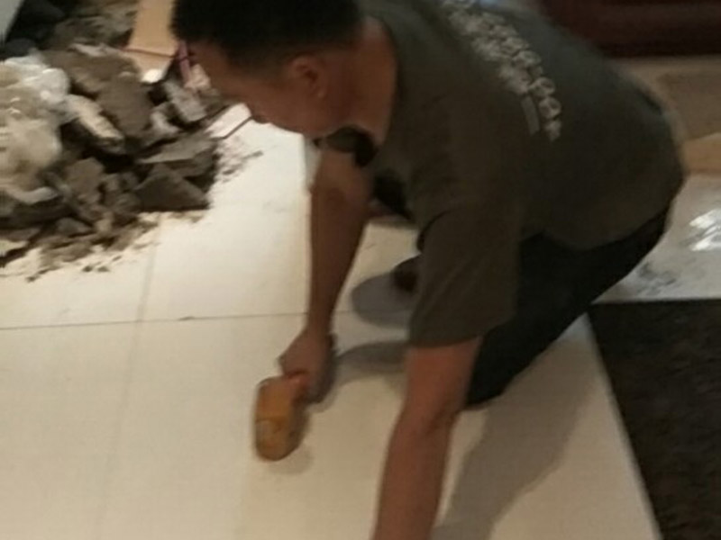 瓷磚重新鋪貼：1、基層處理：把沾在基層上的浮漿、落地灰等用暫子或鋼絲刷清理掉，再用掃帚將浮土清掃干凈。2、找標(biāo)高：根據(jù)水平標(biāo)準(zhǔn)線(xiàn)和設(shè)計(jì)厚度，在四周墻、柱上彈出面層的上平標(biāo)高控制線(xiàn)。3、鋪設(shè)結(jié)合層砂漿：鋪設(shè)前應(yīng)將基底濕潤(rùn)，并在基底上刷一道素水泥漿或界面結(jié)合劑，隨刷隨鋪設(shè)攪拌均勻的干硬性水泥砂漿。4、鋪磚：將磚放置在于拌料上，用橡皮錘找平，之后將磚拿起，在干拌料上澆適量素水泥漿，同時(shí)在磚背面涂厚度約lnm的素水泥膏，再將磚放置在找過(guò)平的干拌料上，用橡皮錘按標(biāo)高控制線(xiàn)和方正控制線(xiàn)坐平坐正。5、養(yǎng)護(hù)：當(dāng)磚面層鋪貼完24h內(nèi)應(yīng)開(kāi)始澆水養(yǎng)護(hù)，養(yǎng)護(hù)時(shí)間不得小于7d。