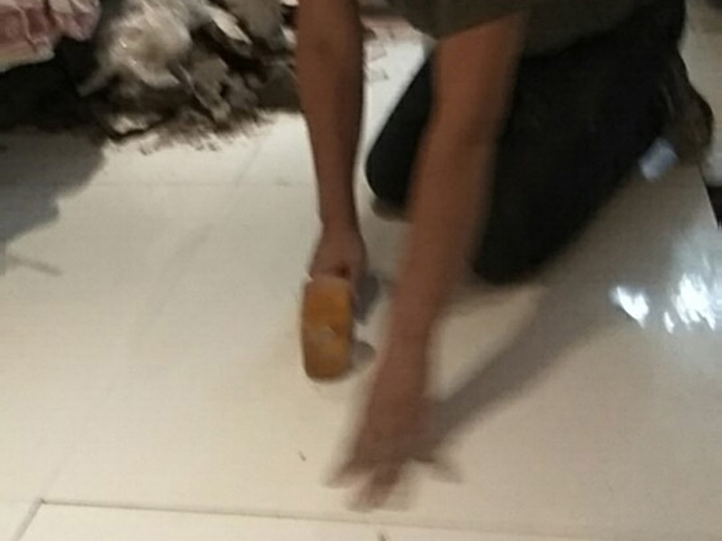 瓷磚重新鋪貼：1、基層處理：把沾在基層上的浮漿、落地灰等用暫子或鋼絲刷清理掉，再用掃帚將浮土清掃干凈。2、找標(biāo)高：根據(jù)水平標(biāo)準(zhǔn)線(xiàn)和設(shè)計(jì)厚度，在四周墻、柱上彈出面層的上平標(biāo)高控制線(xiàn)。3、鋪設(shè)結(jié)合層砂漿：鋪設(shè)前應(yīng)將基底濕潤(rùn)，并在基底上刷一道素水泥漿或界面結(jié)合劑，隨刷隨鋪設(shè)攪拌均勻的干硬性水泥砂漿。4、鋪磚：將磚放置在于拌料上，用橡皮錘找平，之后將磚拿起，在干拌料上澆適量素水泥漿，同時(shí)在磚背面涂厚度約lnm的素水泥膏，再將磚放置在找過(guò)平的干拌料上，用橡皮錘按標(biāo)高控制線(xiàn)和方正控制線(xiàn)坐平坐正。5、養(yǎng)護(hù)：當(dāng)磚面層鋪貼完24h內(nèi)應(yīng)開(kāi)始澆水養(yǎng)護(hù)，養(yǎng)護(hù)時(shí)間不得小于7d。