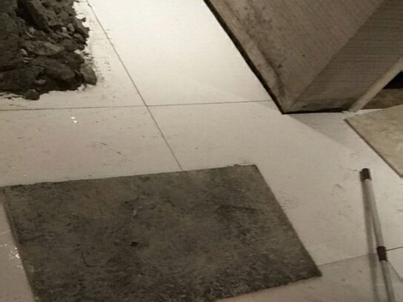 瓷磚重新鋪貼：1、基層處理：把沾在基層上的浮漿、落地灰等用暫子或鋼絲刷清理掉，再用掃帚將浮土清掃干凈。2、找標(biāo)高：根據(jù)水平標(biāo)準(zhǔn)線(xiàn)和設(shè)計(jì)厚度，在四周墻、柱上彈出面層的上平標(biāo)高控制線(xiàn)。3、鋪設(shè)結(jié)合層砂漿：鋪設(shè)前應(yīng)將基底濕潤(rùn)，并在基底上刷一道素水泥漿或界面結(jié)合劑，隨刷隨鋪設(shè)攪拌均勻的干硬性水泥砂漿。4、鋪磚：將磚放置在于拌料上，用橡皮錘找平，之后將磚拿起，在干拌料上澆適量素水泥漿，同時(shí)在磚背面涂厚度約lnm的素水泥膏，再將磚放置在找過(guò)平的干拌料上，用橡皮錘按標(biāo)高控制線(xiàn)和方正控制線(xiàn)坐平坐正。5、養(yǎng)護(hù)：當(dāng)磚面層鋪貼完24h內(nèi)應(yīng)開(kāi)始澆水養(yǎng)護(hù)，養(yǎng)護(hù)時(shí)間不得小于7d。