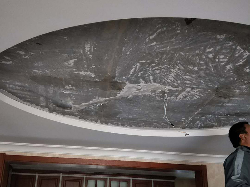 吊頂改造維修：吊頂施工的前期準(zhǔn)備工作尤為重要，包括測(cè)量和選材等步驟，在正式施工前，工人先要用水平管來測(cè)量墻面彈的墨線是否水平，只有保證了基礎(chǔ)線的確實(shí)水平，才不會(huì)讓后來安裝的吊頂產(chǎn)生傾斜或存在高低落差。石膏板吊頂需要固定在牢固的木質(zhì)龍骨框架上，因此之前對(duì)龍骨材料的仔細(xì)挑選就成為了必不可少的步驟，建議大家盡量選擇握釘力較好的松木材質(zhì)。因?yàn)辇埞鞘悄举|(zhì)的，因此必須注意防火，規(guī)范的做法是現(xiàn)在龍骨表面均勻涂刷防火涂料，等整根龍骨都見白了，再釘在墻上，這能保證其與墻壁接觸的地方也刷到防火涂料。