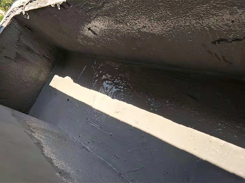 小露臺防水施工：1、選好防水涂料：涂料選好了，防水就成功了一大半。沒有優(yōu)良的性能和良好的保護(hù)措施，難以達(dá)到要求的耐久年限。所以應(yīng)選擇抗拉強(qiáng)度高、延伸率大、耐老化好的防水材料。 　　2.坡度設(shè)計(jì)：首先要確保地面有坡度，低的一邊為排水口。然后就是要確保陽臺和客廳或陽臺和起居室至少要有2～3公分的高度差。一般情況下要使客廳和陽臺有這樣的高度差其實(shí)是很有難度的，因?yàn)榻ㄖ旧砜赡芨叨炔钪挥?公分左右。建議用一塊大理石板來做裝飾，既實(shí)用又美觀。 　　3.在露臺地面要確保排水系統(tǒng)的順暢，特別是陽臺養(yǎng)有植物時要定期清理，防止排水時堵塞地漏，以防止積水滲透進(jìn)居室。