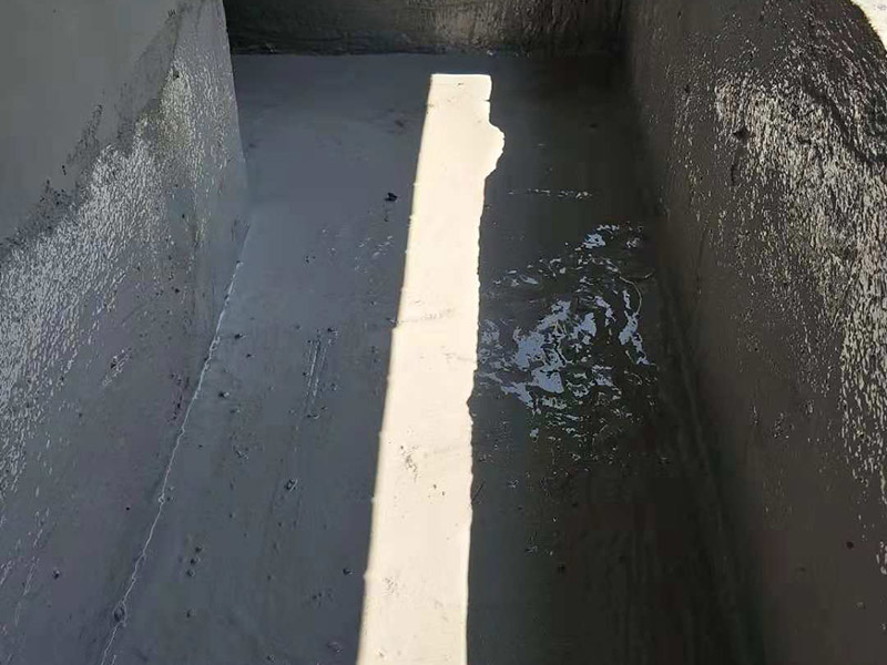 小露臺防水施工：1、選好防水涂料：涂料選好了，防水就成功了一大半。沒有優(yōu)良的性能和良好的保護(hù)措施，難以達(dá)到要求的耐久年限。所以應(yīng)選擇抗拉強(qiáng)度高、延伸率大、耐老化好的防水材料。 　　2.坡度設(shè)計(jì)：首先要確保地面有坡度，低的一邊為排水口。然后就是要確保陽臺和客廳或陽臺和起居室至少要有2～3公分的高度差。一般情況下要使客廳和陽臺有這樣的高度差其實(shí)是很有難度的，因?yàn)榻ㄖ旧砜赡芨叨炔钪挥?公分左右。建議用一塊大理石板來做裝飾，既實(shí)用又美觀。 　　3.在露臺地面要確保排水系統(tǒng)的順暢，特別是陽臺養(yǎng)有植物時要定期清理，防止排水時堵塞地漏，以防止積水滲透進(jìn)居室。