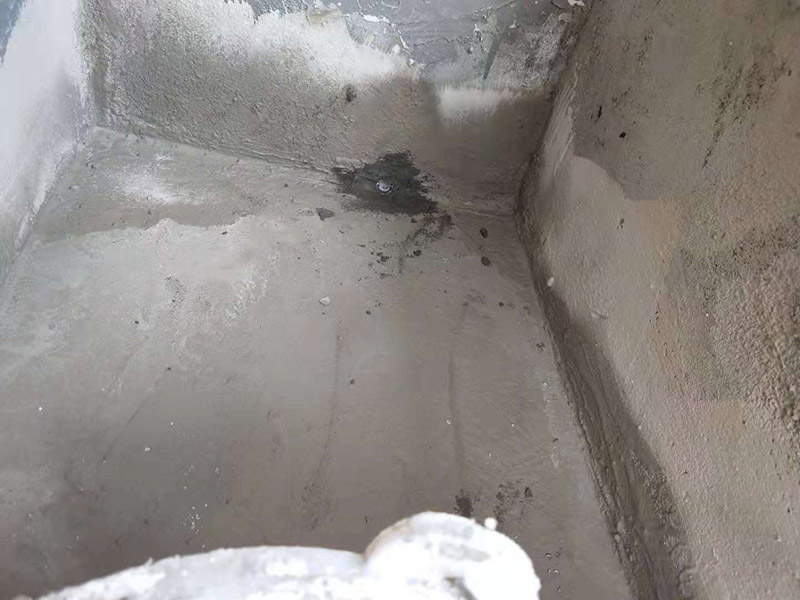 小露臺防水施工：1、選好防水涂料：涂料選好了，防水就成功了一大半。沒有優(yōu)良的性能和良好的保護(hù)措施，難以達(dá)到要求的耐久年限。所以應(yīng)選擇抗拉強(qiáng)度高、延伸率大、耐老化好的防水材料。 　　2.坡度設(shè)計(jì)：首先要確保地面有坡度，低的一邊為排水口。然后就是要確保陽臺和客廳或陽臺和起居室至少要有2～3公分的高度差。一般情況下要使客廳和陽臺有這樣的高度差其實(shí)是很有難度的，因?yàn)榻ㄖ旧砜赡芨叨炔钪挥?公分左右。建議用一塊大理石板來做裝飾，既實(shí)用又美觀。 　　3.在露臺地面要確保排水系統(tǒng)的順暢，特別是陽臺養(yǎng)有植物時要定期清理，防止排水時堵塞地漏，以防止積水滲透進(jìn)居室。