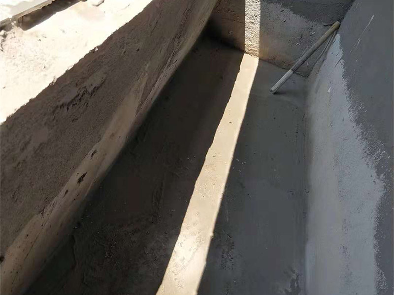 小露臺防水施工：1、選好防水涂料：涂料選好了，防水就成功了一大半。沒有優(yōu)良的性能和良好的保護(hù)措施，難以達(dá)到要求的耐久年限。所以應(yīng)選擇抗拉強(qiáng)度高、延伸率大、耐老化好的防水材料。 　　2.坡度設(shè)計(jì)：首先要確保地面有坡度，低的一邊為排水口。然后就是要確保陽臺和客廳或陽臺和起居室至少要有2～3公分的高度差。一般情況下要使客廳和陽臺有這樣的高度差其實(shí)是很有難度的，因?yàn)榻ㄖ旧砜赡芨叨炔钪挥?公分左右。建議用一塊大理石板來做裝飾，既實(shí)用又美觀。 　　3.在露臺地面要確保排水系統(tǒng)的順暢，特別是陽臺養(yǎng)有植物時要定期清理，防止排水時堵塞地漏，以防止積水滲透進(jìn)居室。