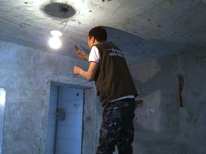 房屋整體翻新：檢查墻面破損位置，如粉化，開裂，滲水，起皮現(xiàn)象嚴(yán)重的利用鏟刀直接全部鏟除至基層，局部破損現(xiàn)象不嚴(yán)重的位置直接用打磨機或者砂紙打磨即可。貼過墻紙的一定要完全清理掉墻紙內(nèi)的膠，因為膠水時間長了之后會產(chǎn)生化學(xué)反應(yīng)，會對膩子層有所影響，且易造成環(huán)保污染，揮發(fā)有害物質(zhì)。墻面完全鏟除后，需用打磨機打磨墻面起到找平的作用，然后做防水界面劑施工，防水施工的目的是防止天氣潮濕或者樓頂漏水，陽臺滲水導(dǎo)致墻面乳膠漆掉皮，界面劑的作用是為了增強水泥基層的粘接力。墻面界面劑干透后，就可進行掛網(wǎng)施工，接著膩子批刮打磨，底漆涂刷，面漆涂刷，它能體現(xiàn)整個漆面的光澤，手感，因此面漆的好壞直接決定了整片漆膜的好壞。