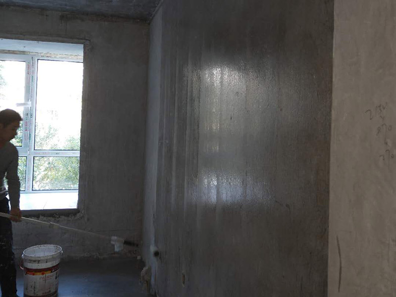 房屋整體翻新：檢查墻面破損位置，如粉化，開裂，滲水，起皮現(xiàn)象嚴(yán)重的利用鏟刀直接全部鏟除至基層，局部破損現(xiàn)象不嚴(yán)重的位置直接用打磨機或者砂紙打磨即可。貼過墻紙的一定要完全清理掉墻紙內(nèi)的膠，因為膠水時間長了之后會產(chǎn)生化學(xué)反應(yīng)，會對膩子層有所影響，且易造成環(huán)保污染，揮發(fā)有害物質(zhì)。墻面完全鏟除后，需用打磨機打磨墻面起到找平的作用，然后做防水界面劑施工，防水施工的目的是防止天氣潮濕或者樓頂漏水，陽臺滲水導(dǎo)致墻面乳膠漆掉皮，界面劑的作用是為了增強水泥基層的粘接力。墻面界面劑干透后，就可進行掛網(wǎng)施工，接著膩子批刮打磨，底漆涂刷，面漆涂刷，它能體現(xiàn)整個漆面的光澤，手感，因此面漆的好壞直接決定了整片漆膜的好壞。