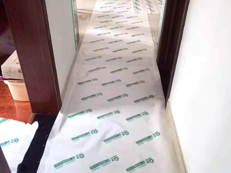 過(guò)道成品保護(hù)：各種裝修物料的進(jìn)場(chǎng)以及各種建筑裝修垃圾的清理，都會(huì)經(jīng)過(guò)入戶門(mén)，這些物品在搬運(yùn)的過(guò)程中，難免會(huì)和入戶門(mén)發(fā)生磕碰，造成入戶門(mén)的磕碰劃傷，所以，第一個(gè)需要做好成品保護(hù)的地方就是入戶門(mén)。 在裝修開(kāi)工前直到家具進(jìn)場(chǎng)期間，都需要對(duì)入戶門(mén)進(jìn)行保護(hù)！可以使用成品保護(hù)膜將門(mén)包裹。 地面瓷磚鋪貼完后，用成品保護(hù)膜覆蓋磚面，既可以防止裝修時(shí)的沙子磨傷地面，同時(shí)也能有效地防止油漆涂料等有色液體滴落磚面，造成地面污染。